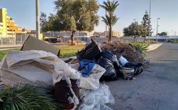 IU lleva al Defensor del Pueblo los problemas de limpieza y salubridad de este verano