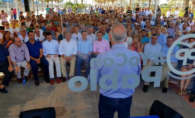 Zoido se pasa al bando de Casado, que busca en Almería quedarse con los apoyos de Cospedal