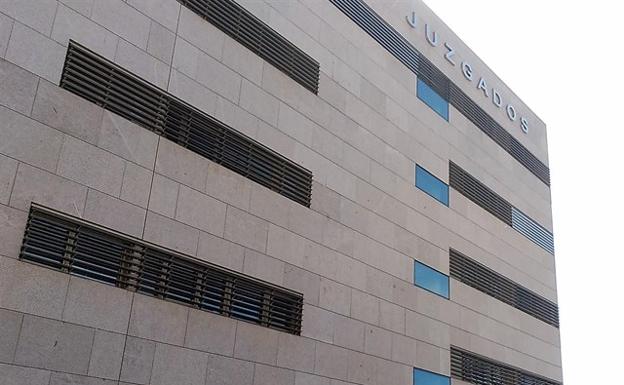 Condenada una pareja por cultivar marihuana en un piso ocupado en Roquetas donde se produjo un incendio