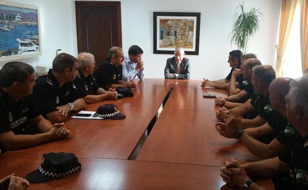 Amat reúne a los mandos de la Policía Local para analizar la situación de la seguridad