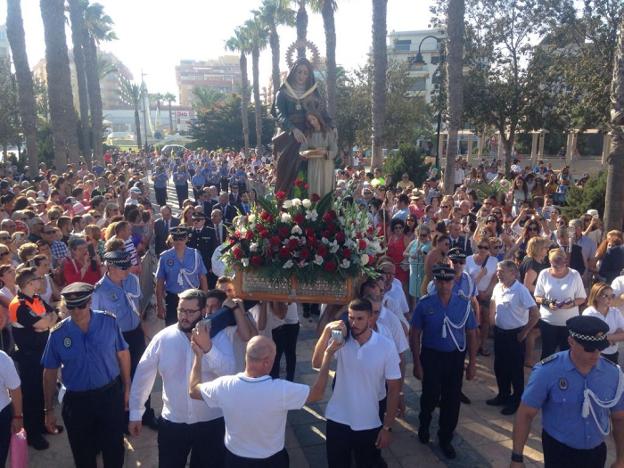 La procesión de Santa Ana y la Virgen del Carmen cerró las participativas fiestas de El Puerto