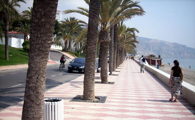 Detenido por la Guardia Civil tras hacer tocamientos a una mujer en el paseo marítimo de Aguadulce