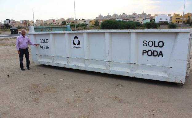 Roquetas espera atajar el caos de las podas con 15 grandes contenedores