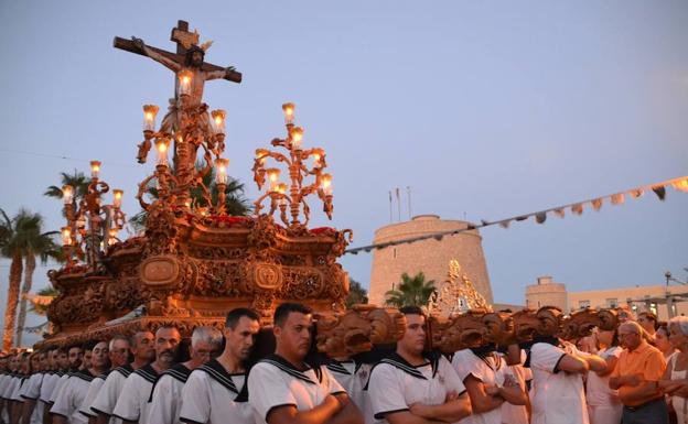 Multitudinaria procesión del Cristo del Mar
