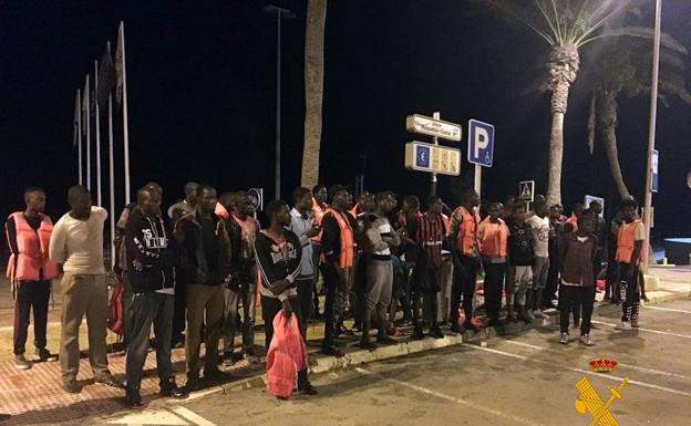 Llega a la Urbanización de Roquetas una patera con 57 subsaharianos a bordo, 7 de ellos menores