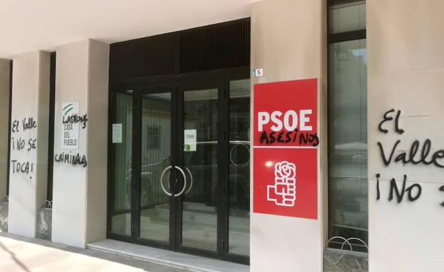 Pintadas de «asesinos» y «el Valle no se toca» aparecen en la sede del PSOE de Roquetas