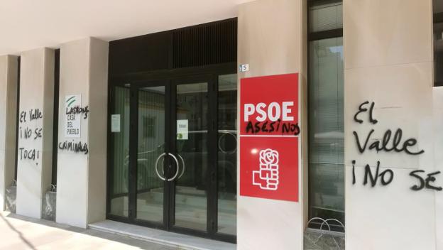 Pintadas de 'asesinos' y 'el Valle no se toca' en la sede del PSOE roquetero