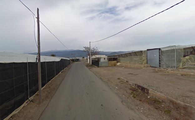 Cuatro heridos al colisionar su coche contra un muro en La Mojonera