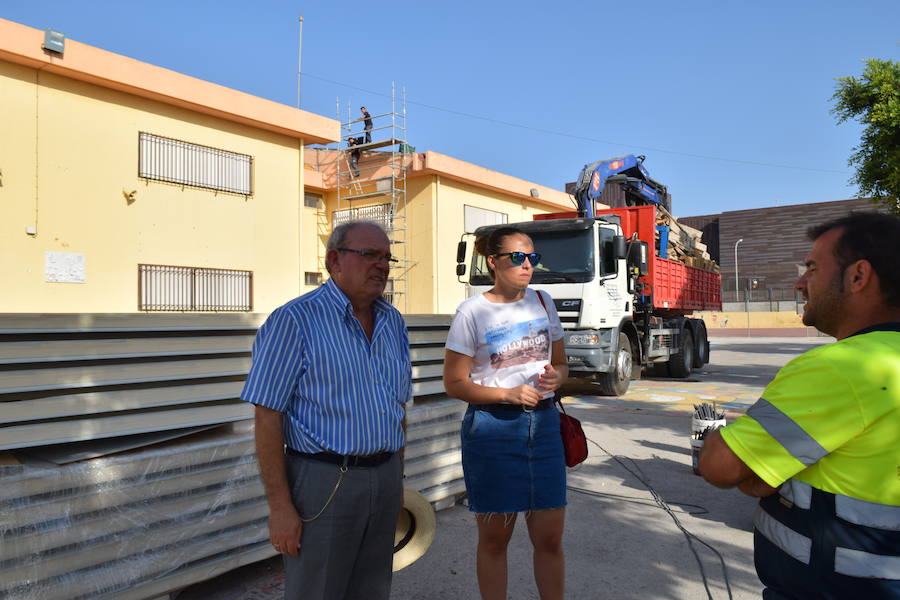 Antonio Bonilla supervisa las obras de sustitución de la cubierta del CEIP Virgen de la Paz