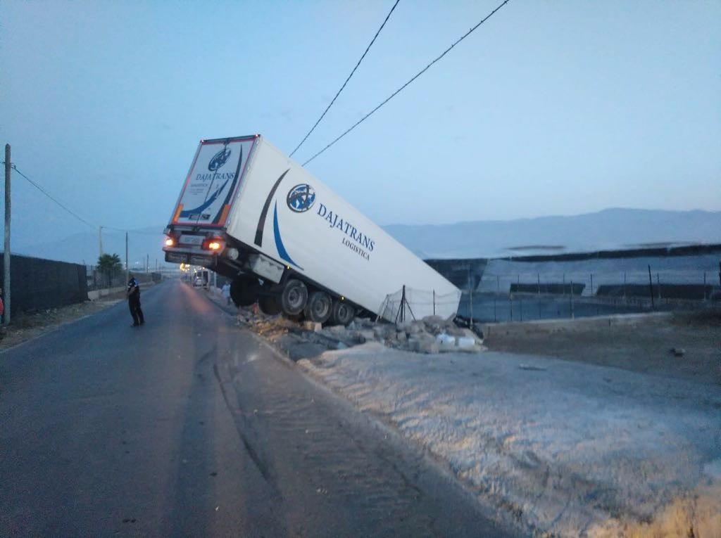 Un camión se sale de la carretera de la Yegua Verde y acaba empotrándose en una balsa