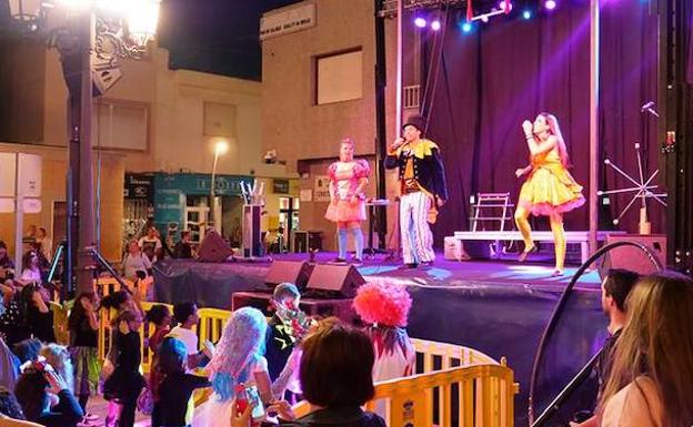 Pasacalles, animación y el musical de tributo a Queen en la Noche de Halloween de Roquetas