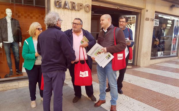 El PSOE denuncia la falta de seguridad y limpieza de la plaza Alcalde Pomares