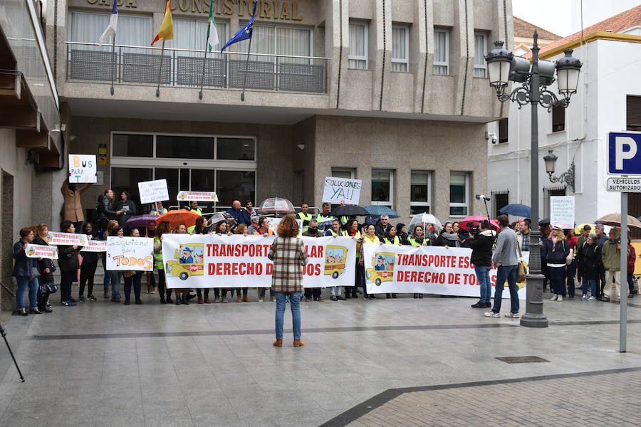 Las AMPAS se concentran para pedir el transporte escolar gratuito