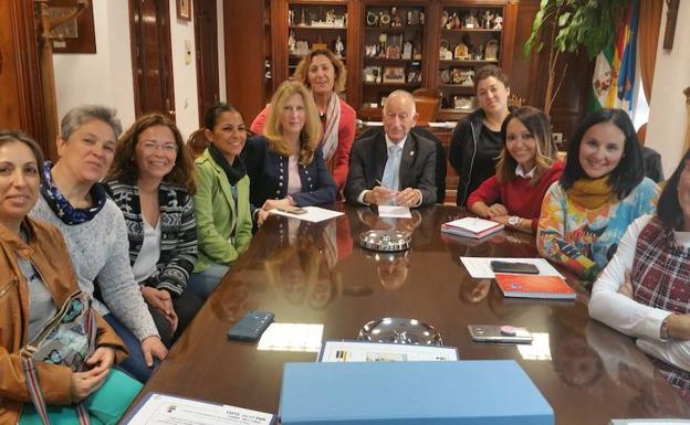 Amat se compromete con las AMPAS a pagar el transporte escolar para las familias que no puedan acceder a la gratuidad