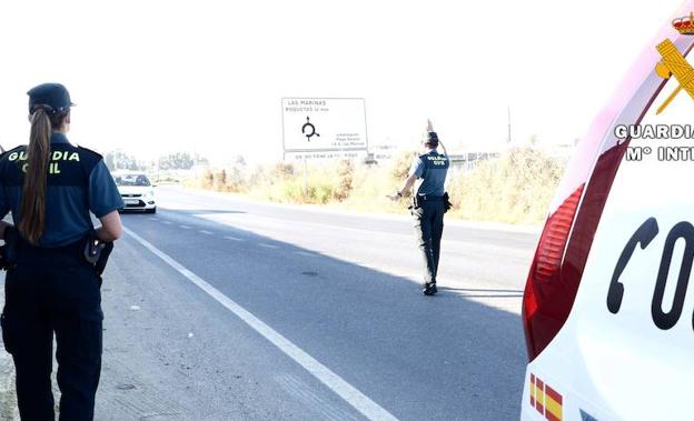 La Guardia Civil detiene en Roquetas a tres individuos cuando pretendían robar en dos viviendas