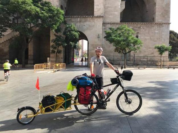4.000 kilómetros en bici retirando 'basuraleza'