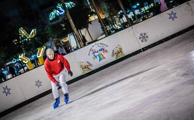 El Little Park navideño del parque de Los Bajos ya tiene pista de hielo