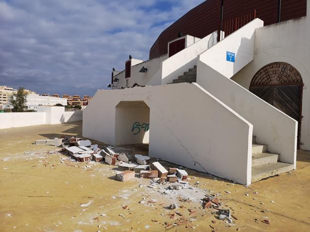 El PSOE denuncia el abandono y deterioro de la Plaza de Toros, que considera un peligro