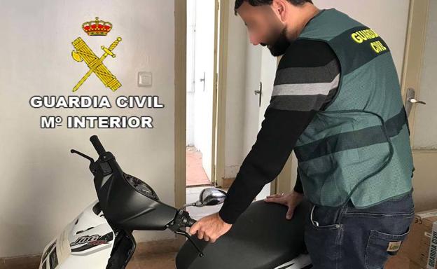 La Guardia Civil detiene a dos menores, presuntos autores del robos de dos motos en Roquetas