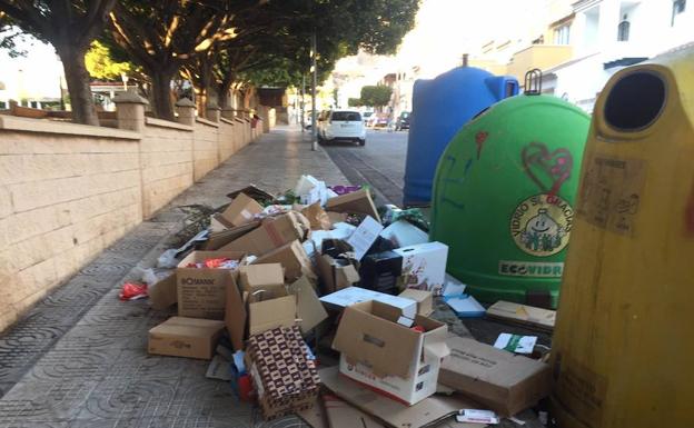 Recogen firmas para reclamar más limpieza en la zona de Aguadulce