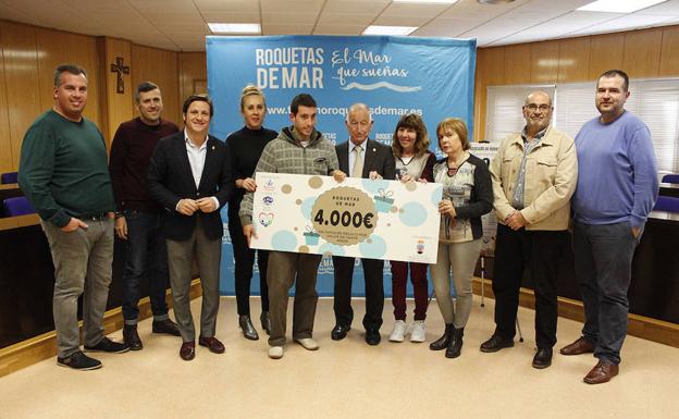 Los comerciantes entregaron el premio de 4.000 euros de su campaña de Navidad