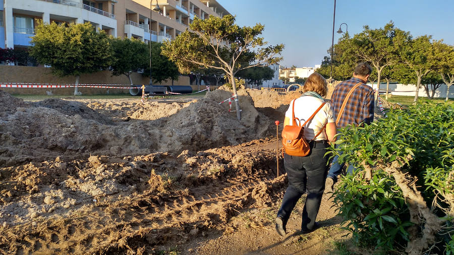 Las obras de pluviales siguen generando caos en Playa Serena cuando acumulan casi un año de retraso