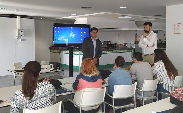 Jornada informativa sobre los cursos becados de Emplea Roquetas