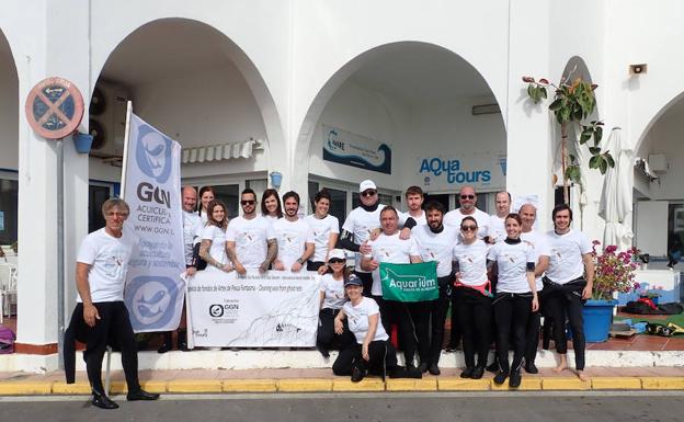 Una veintena de voluntarios declara la guerra a las artes de pesca abandonadas o perdidas