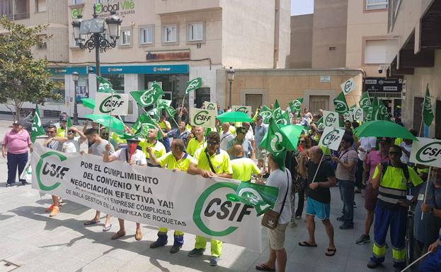Los trabajadores de Urbaser convocan huelga indefinida de basura para después de Semana Santa