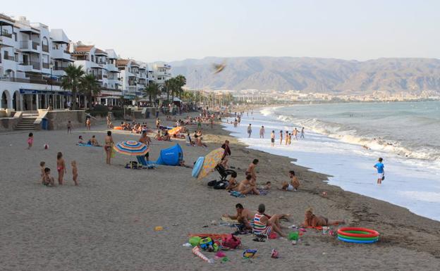 Las playas roqueteras contarán este verano con siete canales náuticos y dos de natación