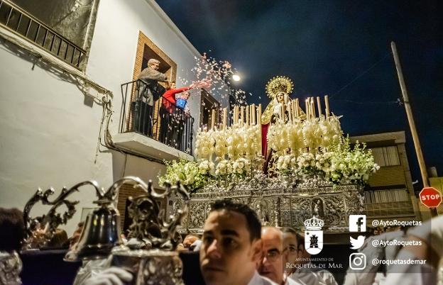 Las procesiones roqueteras escaparon de la lluvia y se celebraron con gran vistosidad