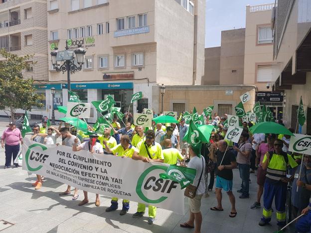 Arranca la huelga de basuras mientras siguen las negociaciones entre las partes