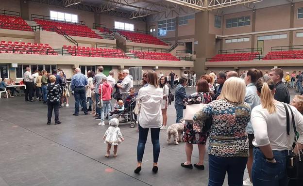 Colas para votar en una jornada en la que sube la participación en Roquetas