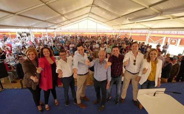 Juanma Moreno pide el voto para «el mejor alcalde de Roquetas» ahora que el PP está en la Junta