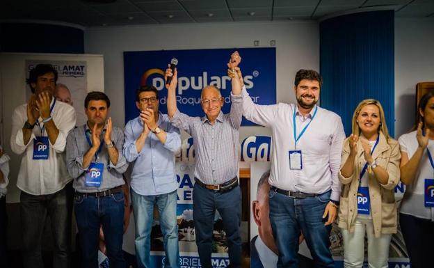 Amat gana con contundencia y podrá elegir socio para gobernar