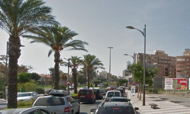 Cuatro mujeres heridas al chocar un camión y un coche en Roquetas de Mar