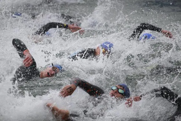 La natación, el segmento más incómodo y pesado para la mayoría de los participantes.