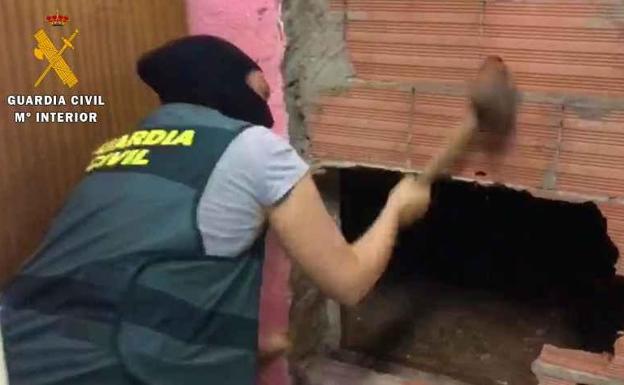 Escondía una plantación de marihuana tras un muro de ladrillo en Roquetas de Mar