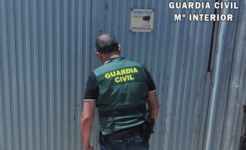 La Guardia Civil sorprende a dos individuos robando en una nave agrícola de La Mojonera