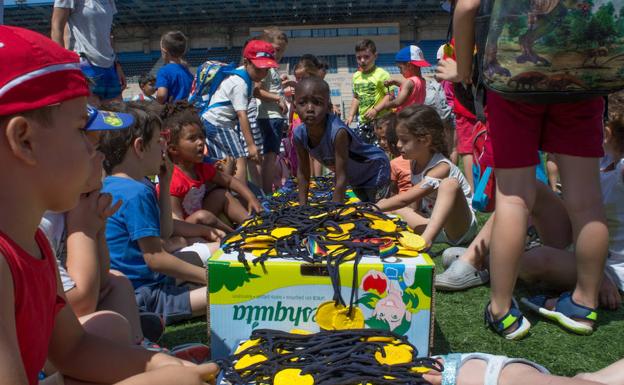 El CEIP Llanos de Marín organizó en el Peroles unas MiniOlimpiadas Saludables para sus 350 alumnos