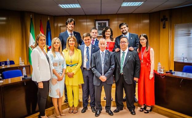 Amat presenta un renovado equipo con seis áreas aunque retiene bajo su mando la gestión de las obras