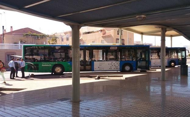 Vuelven los autobuses nocturnos entre Roquetas y Almería los fines de semana