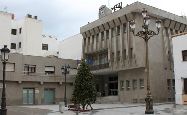 Amat recorta los recursos de la oposición mientras sube los sueldos un 36%