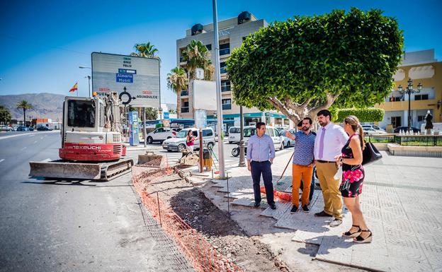 Movilidad inicia la remodelación de los pasos de peatones de El Parador de Roquetas
