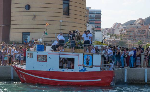 Última jornada de fiestas en Aguadulce con la procesión terrestre de la Virgen del Carmen