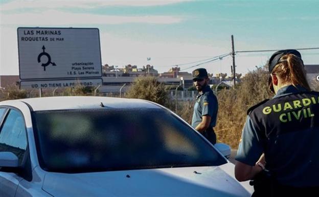 Cuatro investigados por un robo con arma de fuego y violencia en una tienda de Roquetas