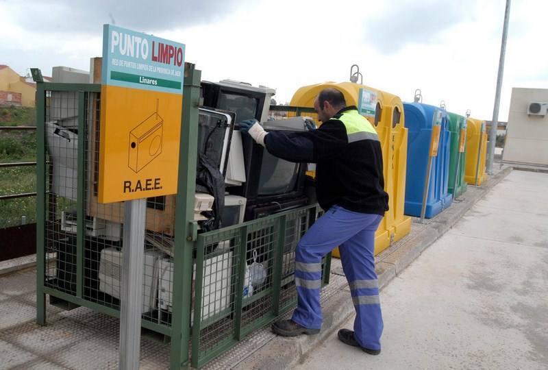 Roquetas da un ultimátum a Urbaser para que implante dos puntos limpios móviles