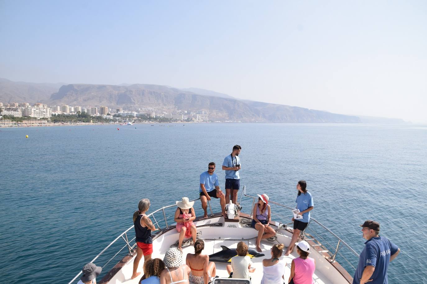 Promar ofrece paseos en su barco para conocer las riquezas marinas de Roquetas