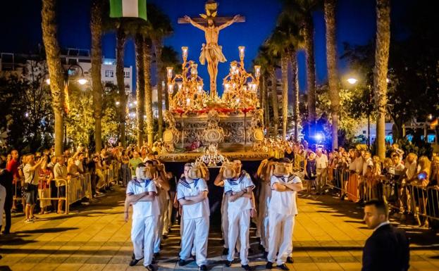El Cristo del Mar de Roquetas volvió a procesionar ante cientosde vecinos y visitantes