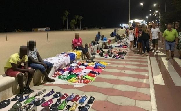 Vecinos y comercios estallan contra la venta ambulante en Roquetas